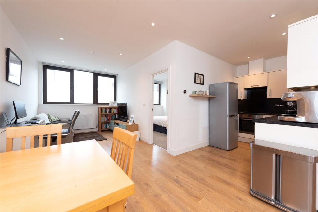 Streatham High Road, London, SW16