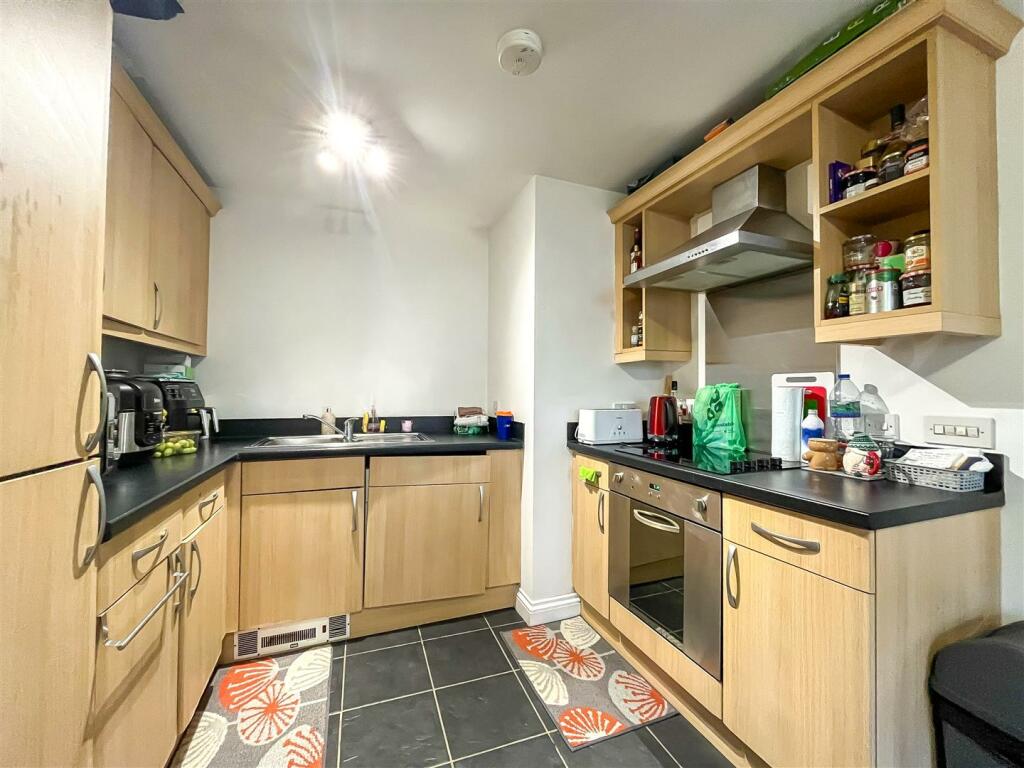 2 Thomas Webb Close