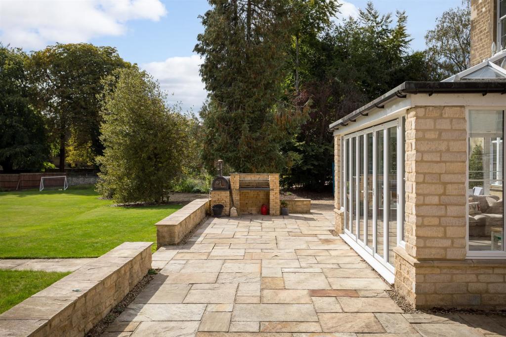 16 - Querns House - GL7 1RL - Web.jpg