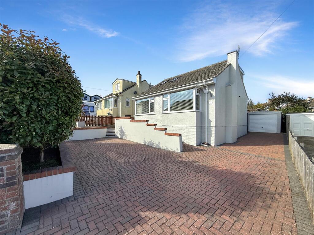 Front Driveway To Garrage.JPG