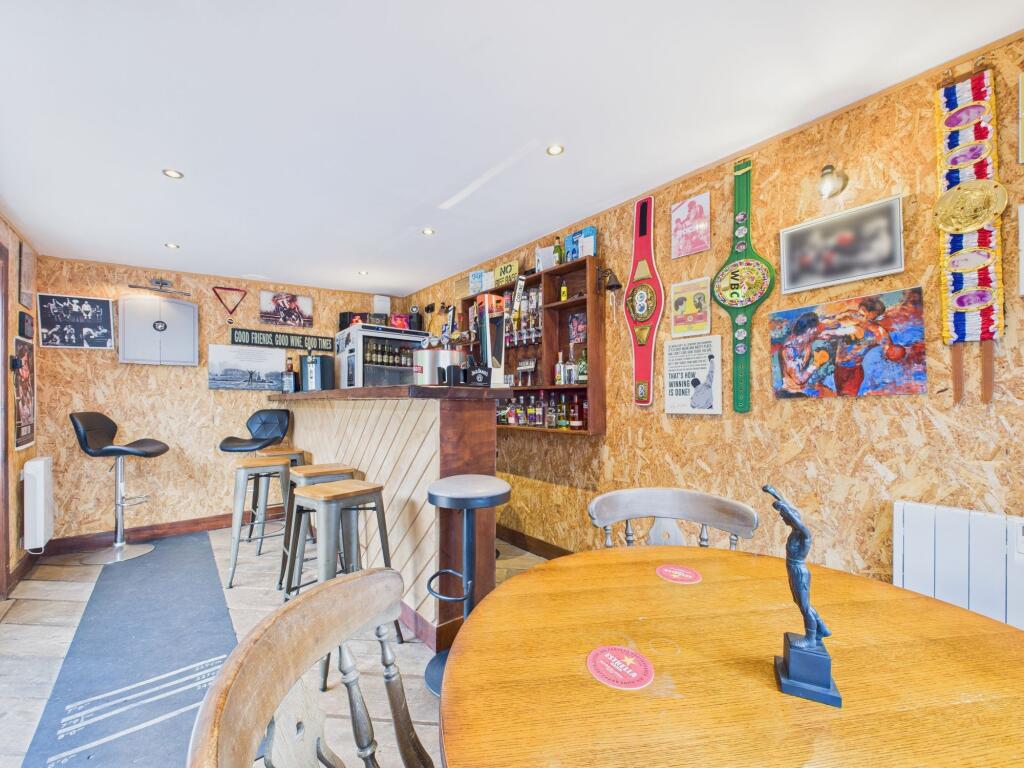 Living Room / Bar