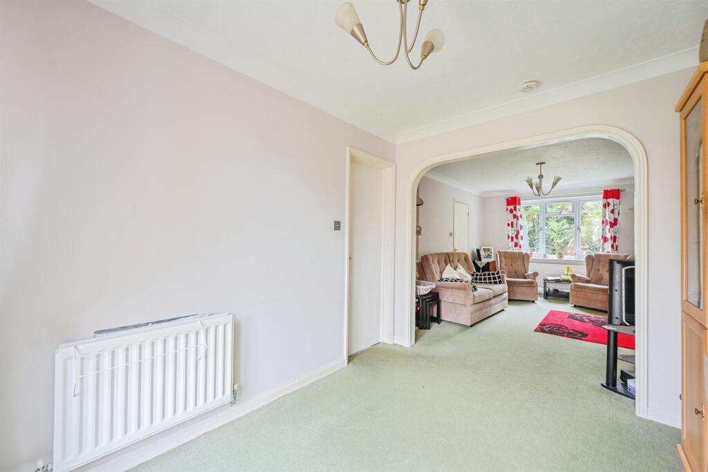 Lounge / Dining Room: