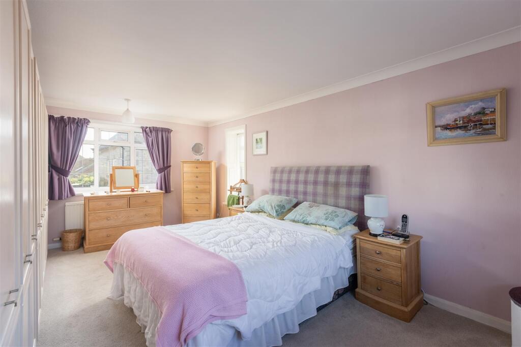 Barnstone House Bedroom 1-1.jpg