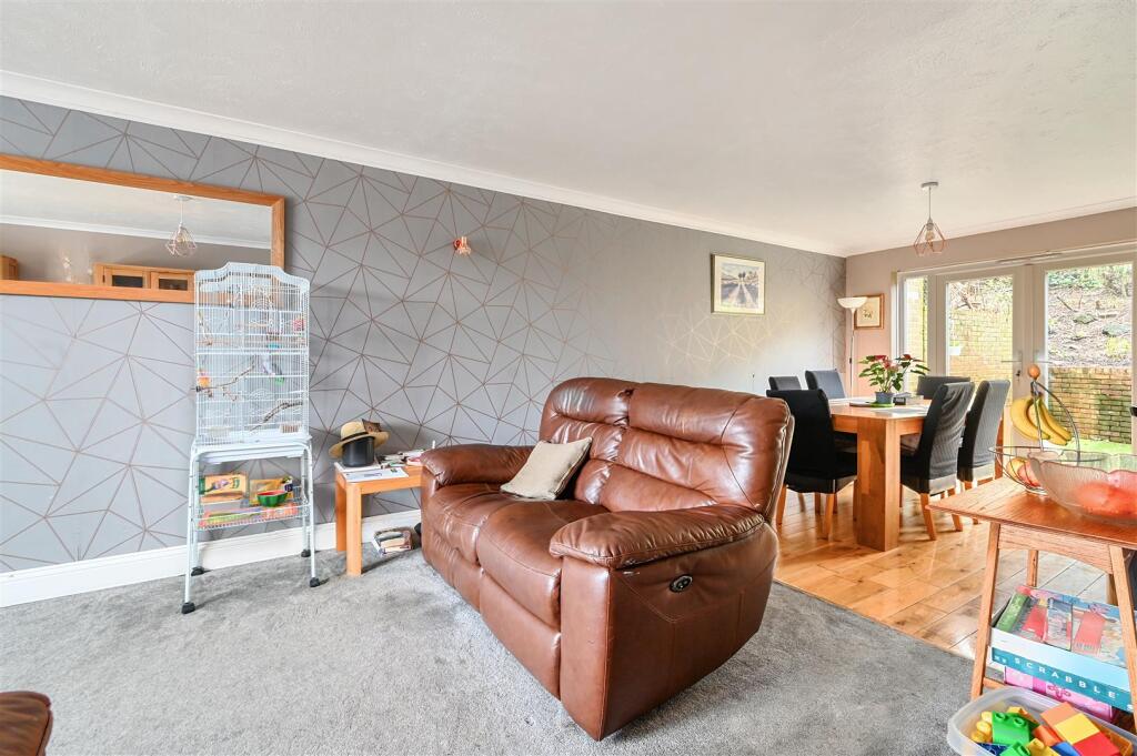 2 New Barn Close, Portslade, BN41 (17).jpg