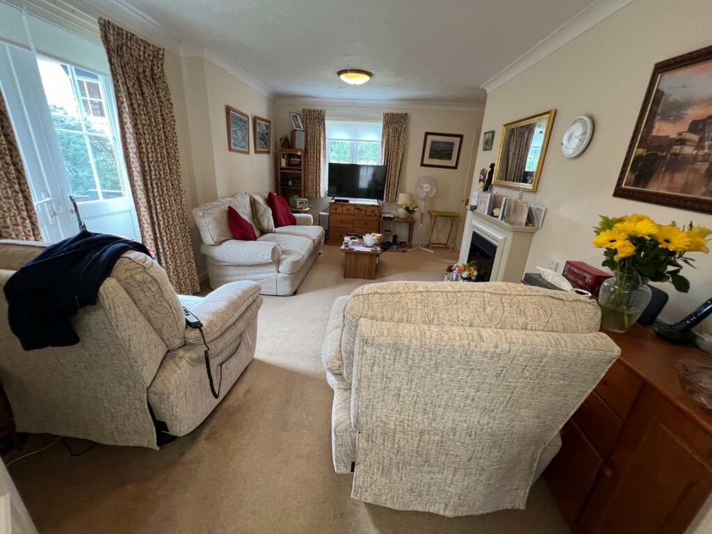 LOUNGE/DINING ROOM