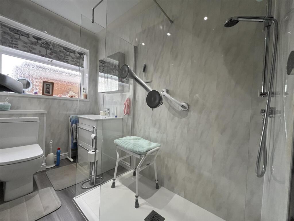 EN-SUITE SHOWER ROOM