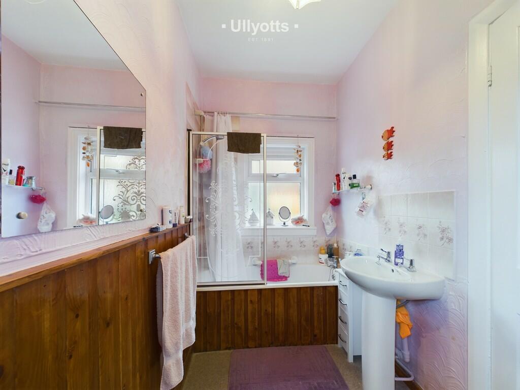 Flat 1 Bathroom