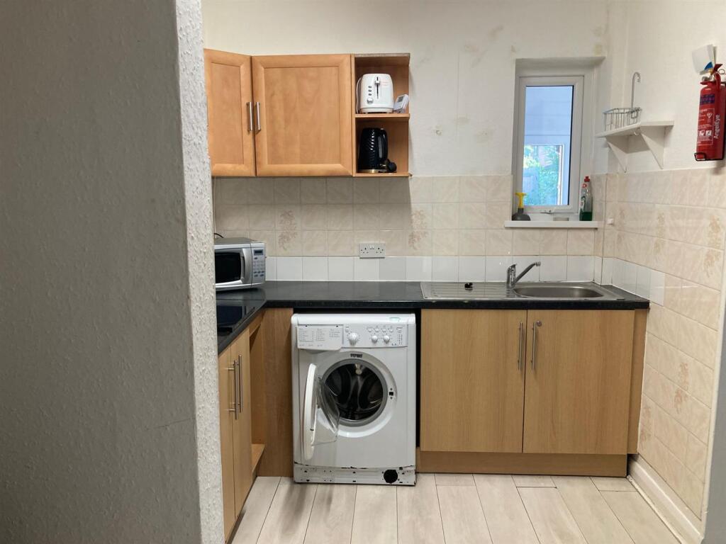 56 Larchwood Kitchen.jpg