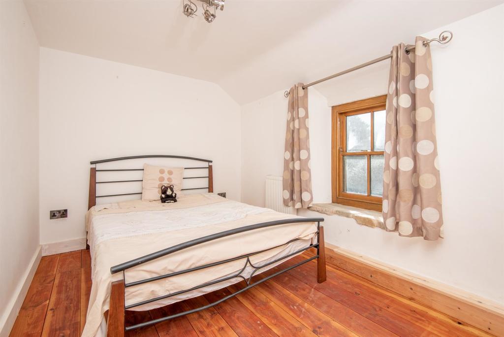 Lane Cottage Bed 2.jpg