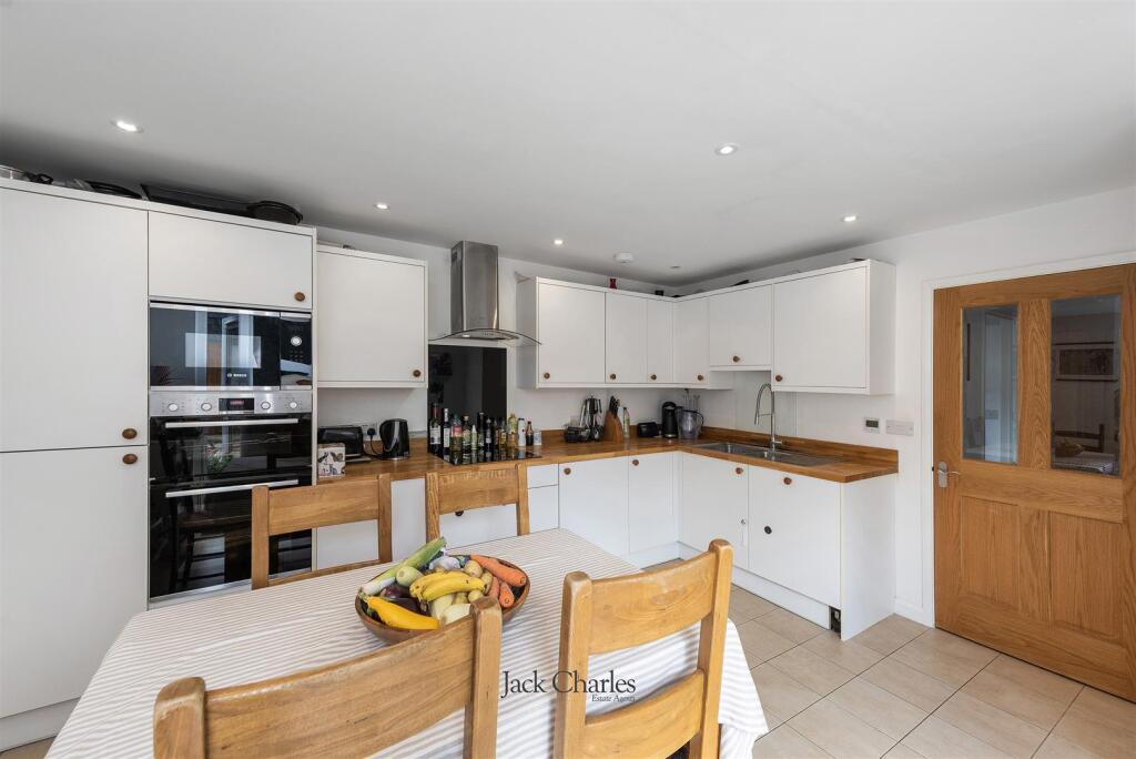 61 Shipbourne Rd, TN10 3DX 007.jpg