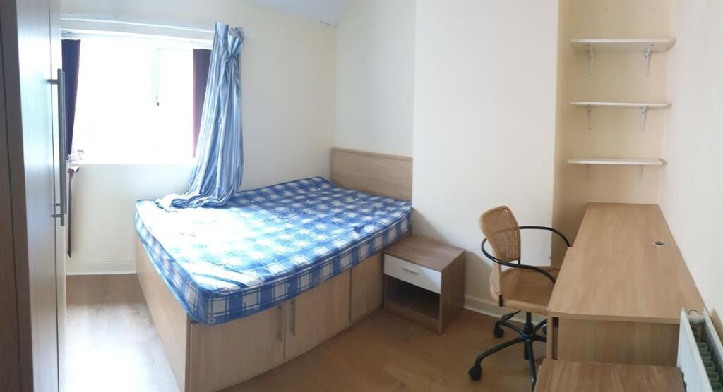 Bright, tidy single bedroom with a raised bed o...