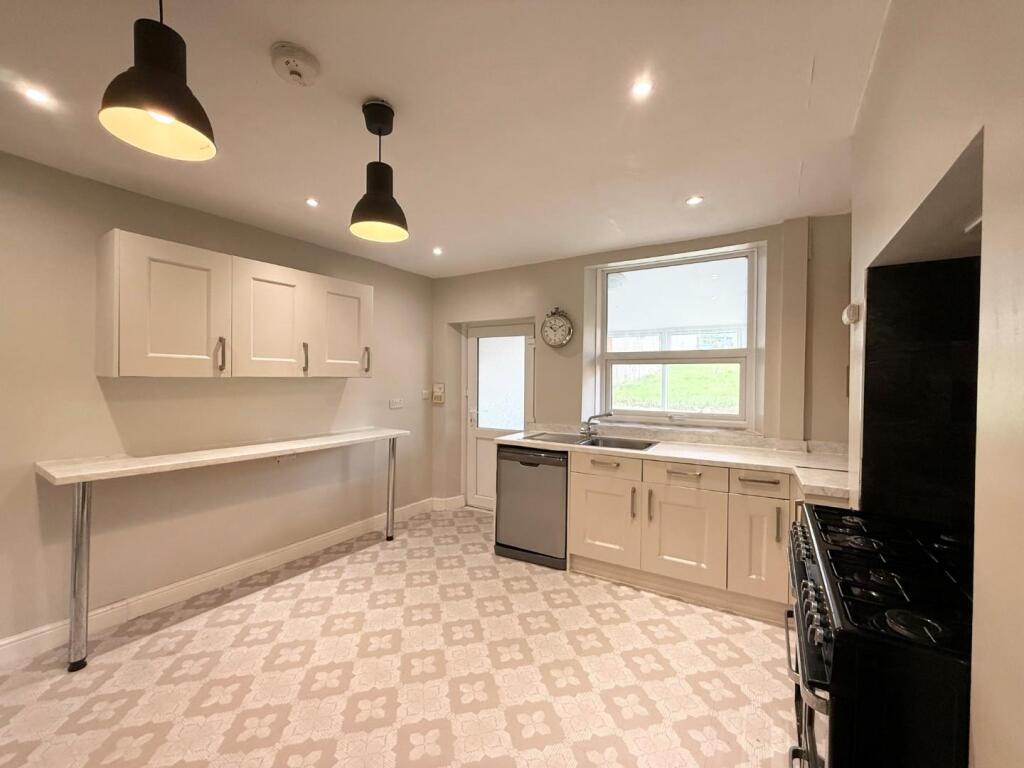 Kitchen2.jpg