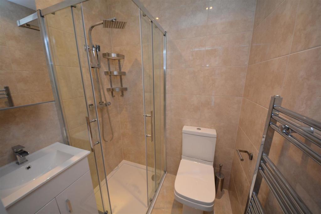 Room 4 - Ensuite