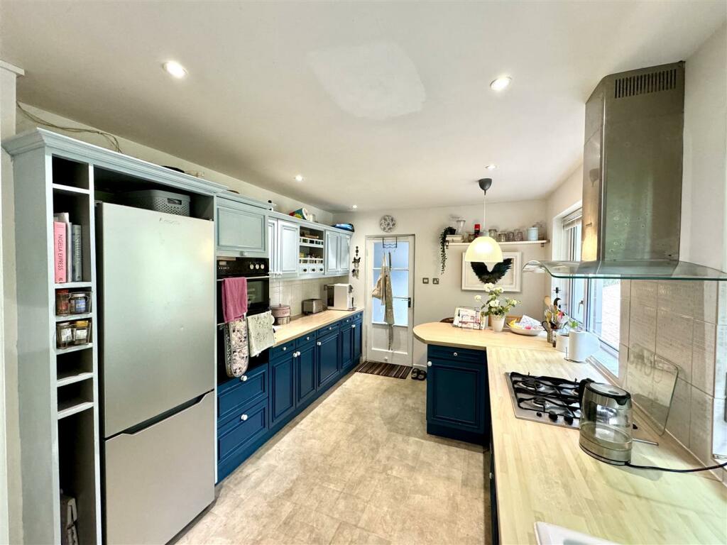 KITCHEN/ BREAFAST ROOM