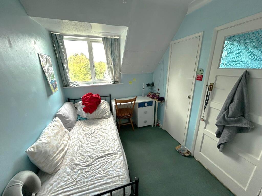 Bright, neatly presented single bedroom with a ...