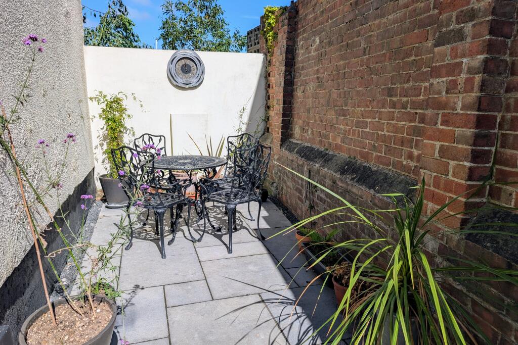 COURTYARD GARDEN