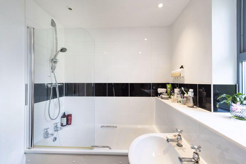 Family Bathroom pic2