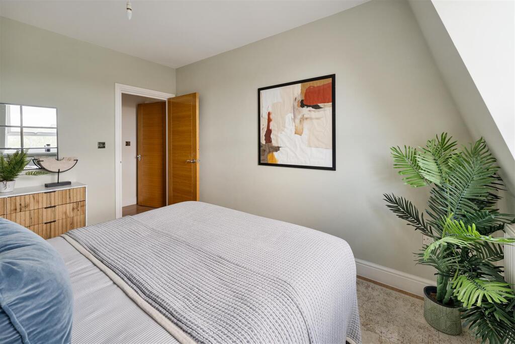 Eastwood Close, E18