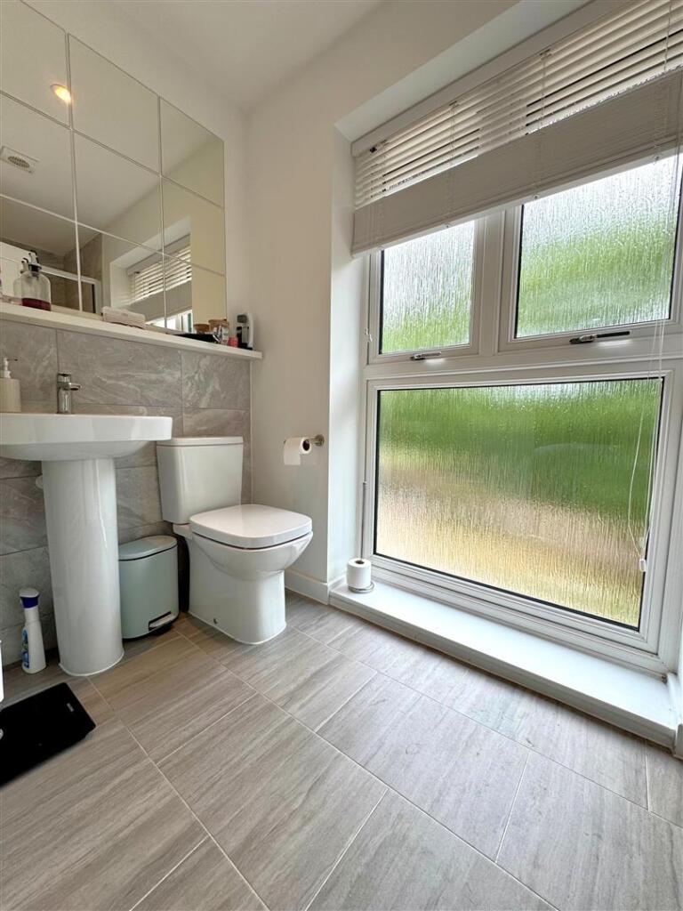 en-suite 1.jpg