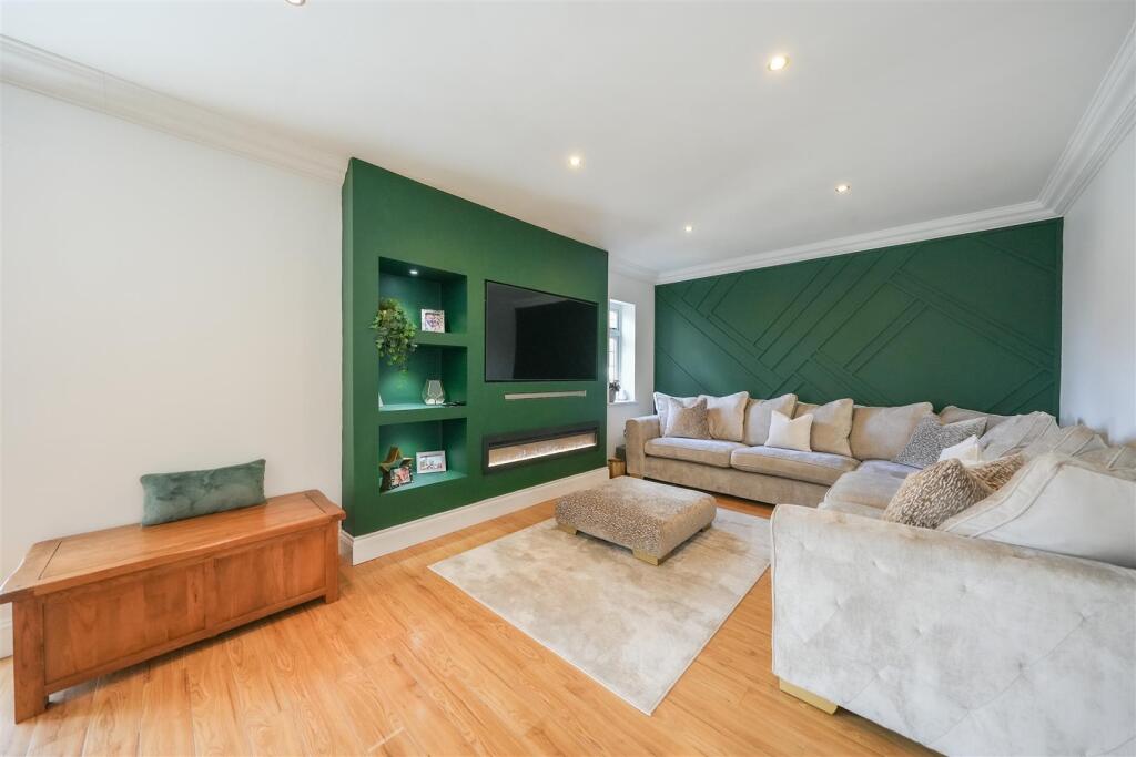 LIVING ROOM/FAMILY ROOM