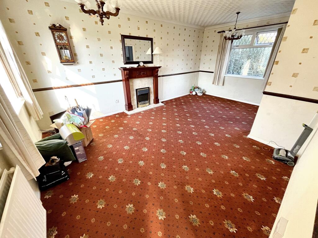 Sunshine Lounge-Dining Room