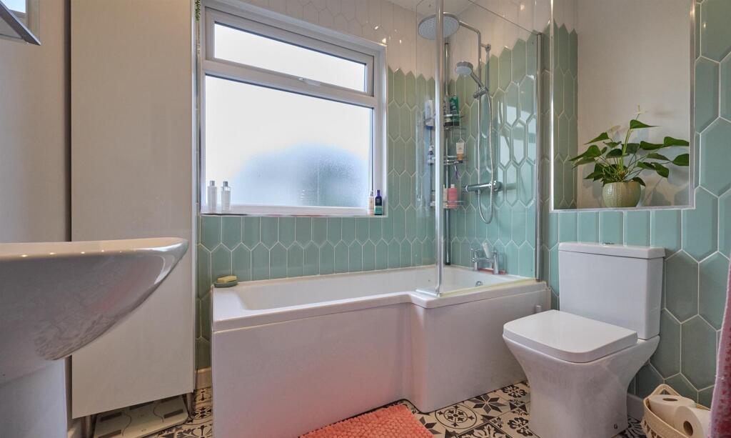 REFITTED BATHROOM TO REAR