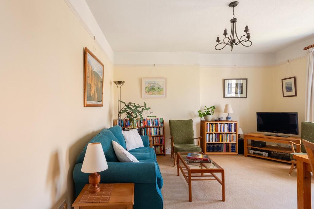 7F2R1RD - Living Room E.jpg