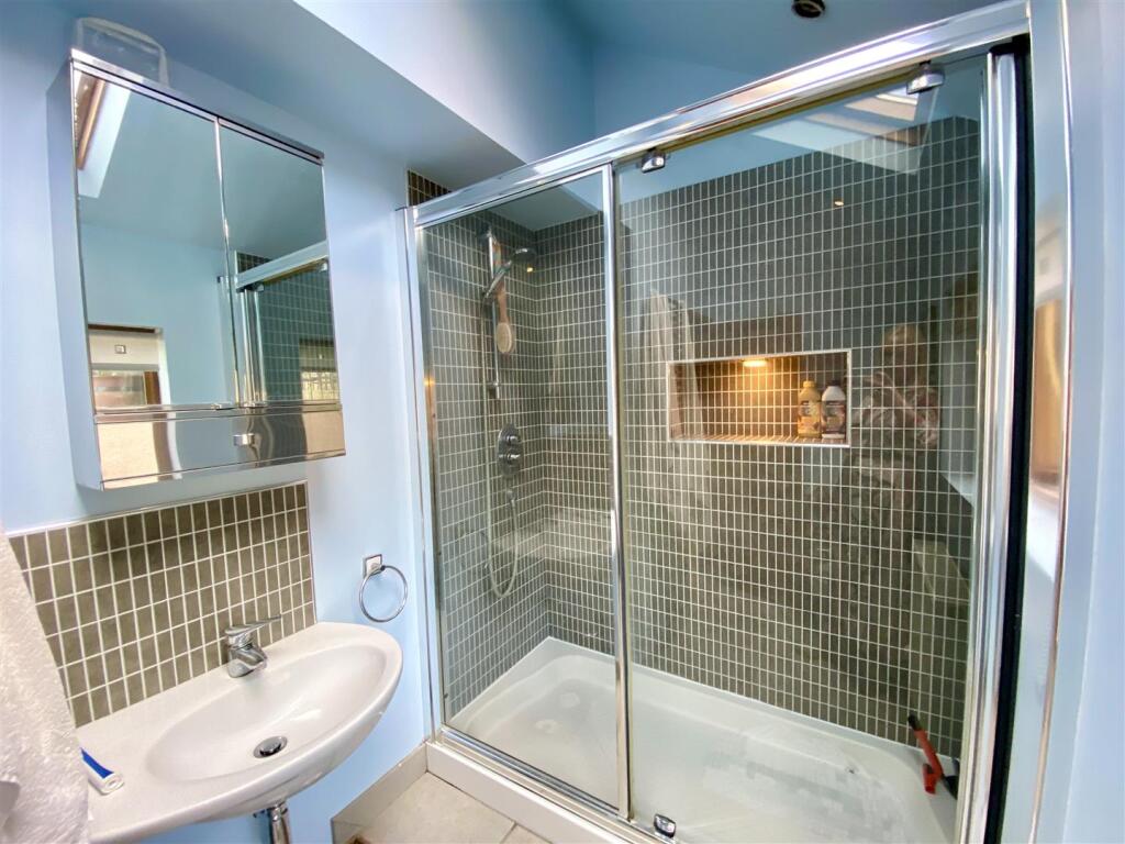 GROUND FLOOR SHOWER ROOM