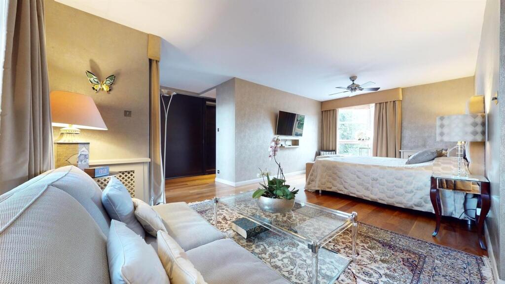 Property for sale in Waterside Point by Barrain Lo