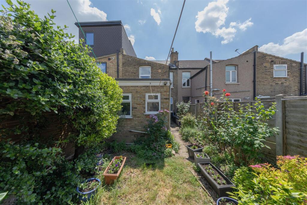 The Crescent, E17