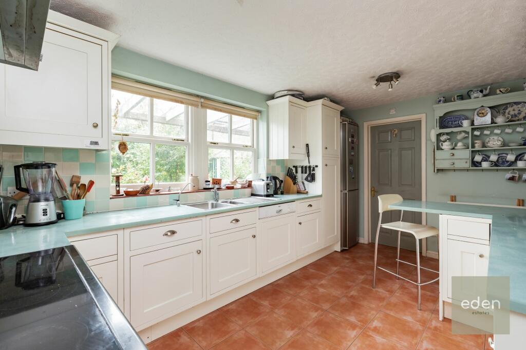 KITCHEN/BREAKFAST ROOM