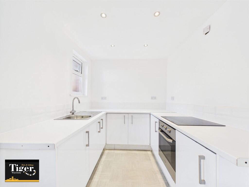 CAM02176G0-PR0576...