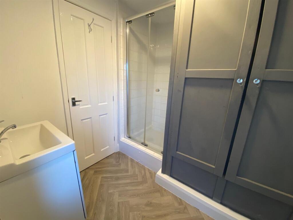 SHOWER ROOM.jpg