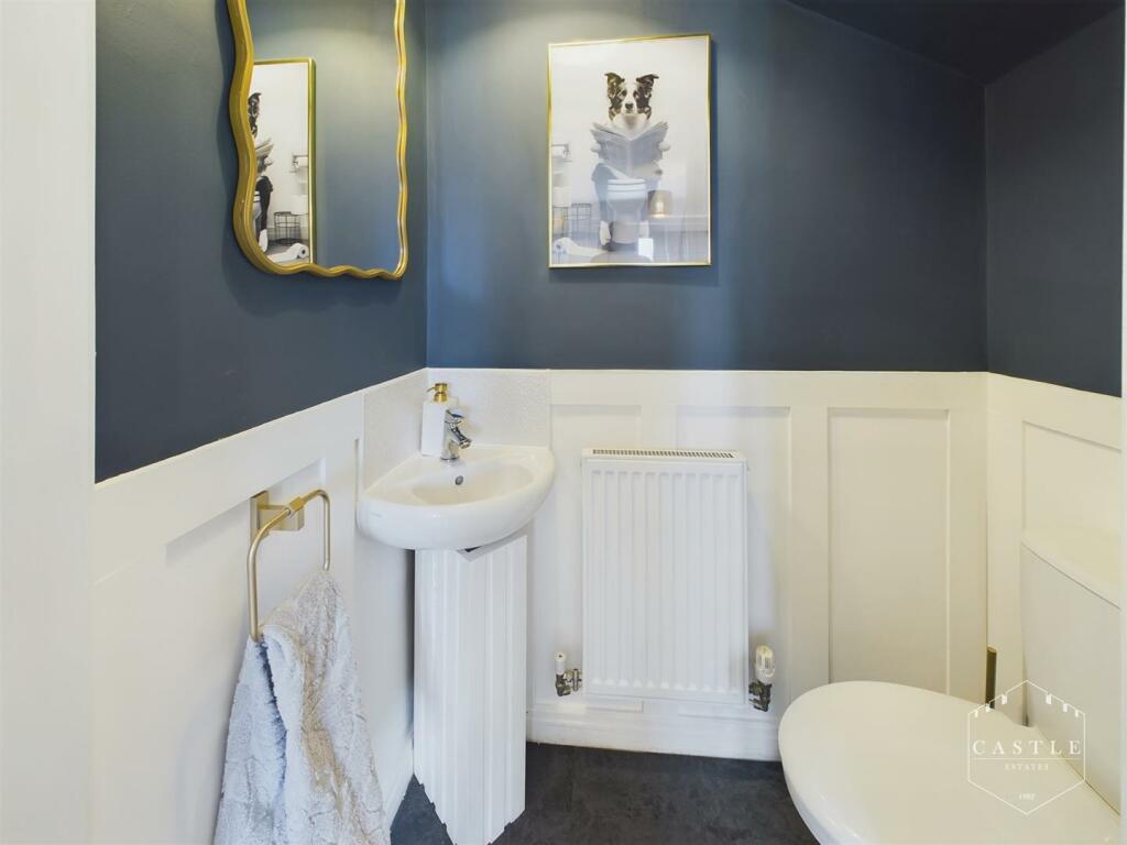 GUEST CLOAKROOM