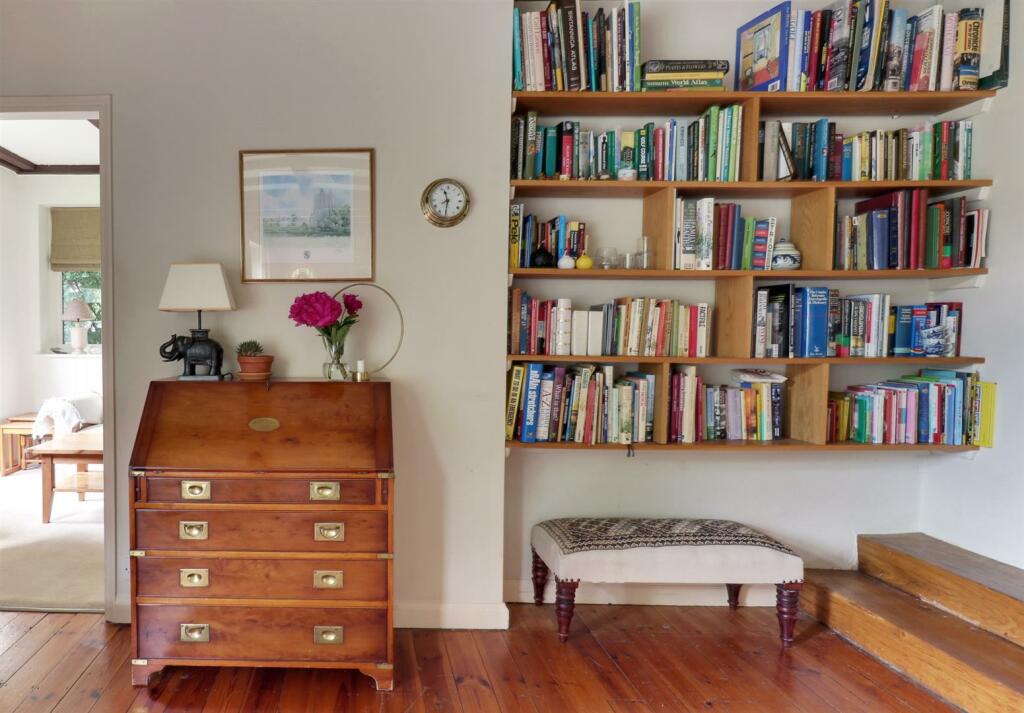 Bookshelf bureau.jpg