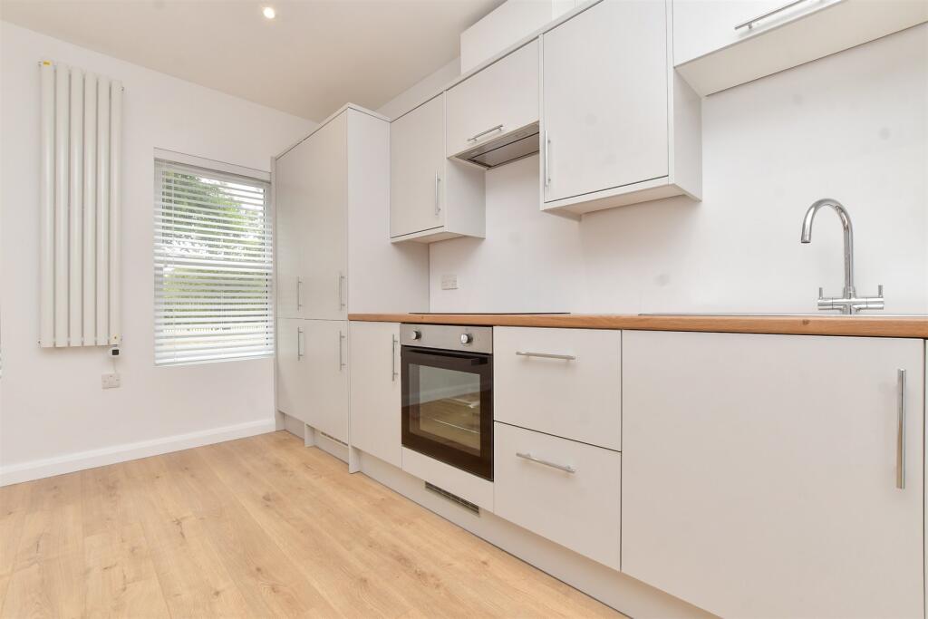 Kitchen / Lounge