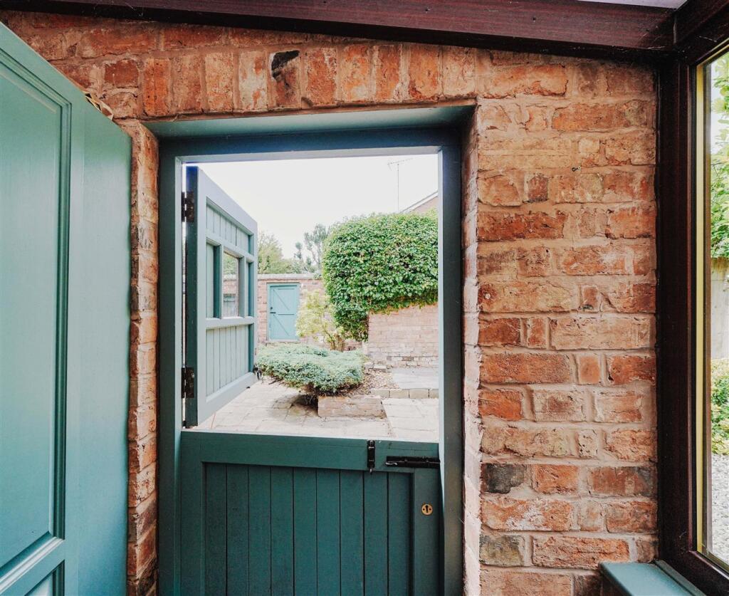 Feature Door