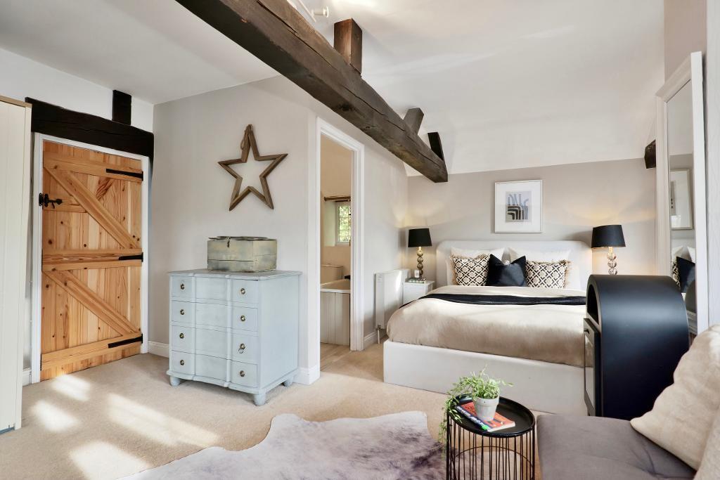 Beautiful main bedroom with ensuite