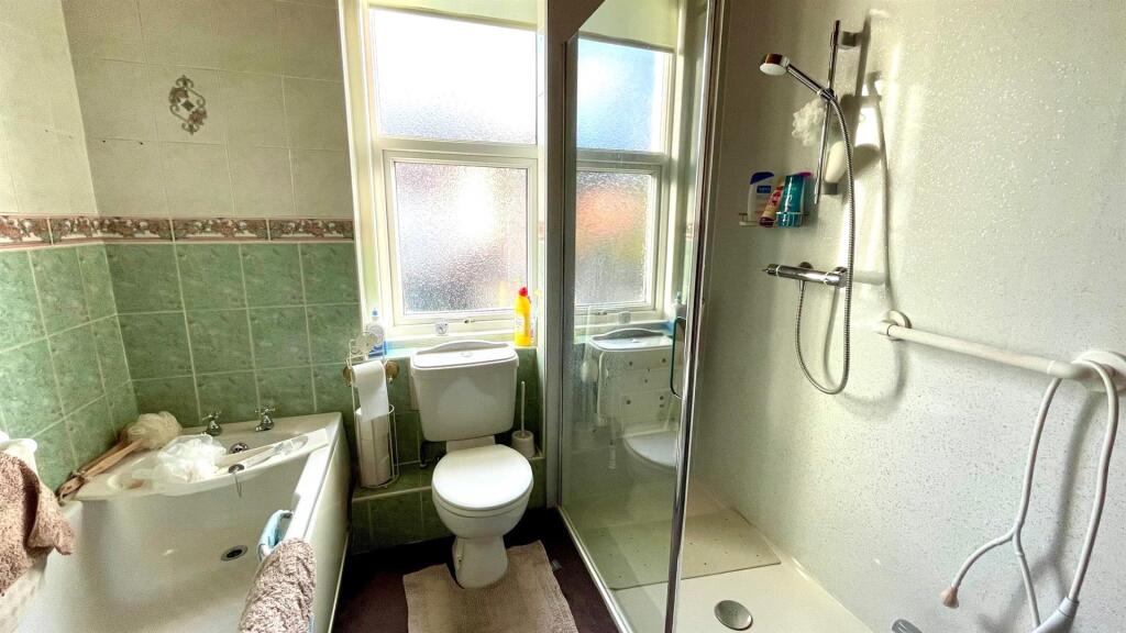 4-PIECE TILED BATHROOM