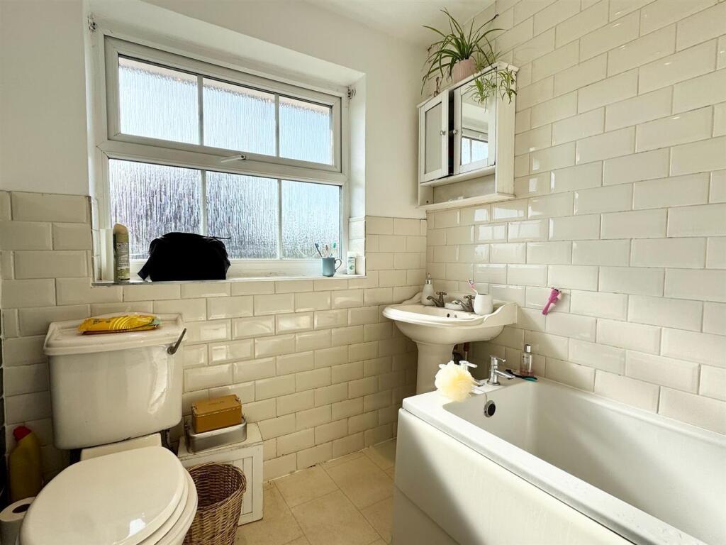 Bathroom 1.jpg