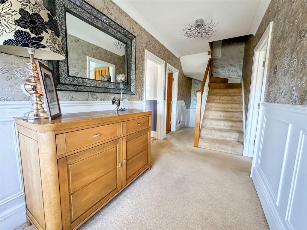 FIRST FLOOR LANDING