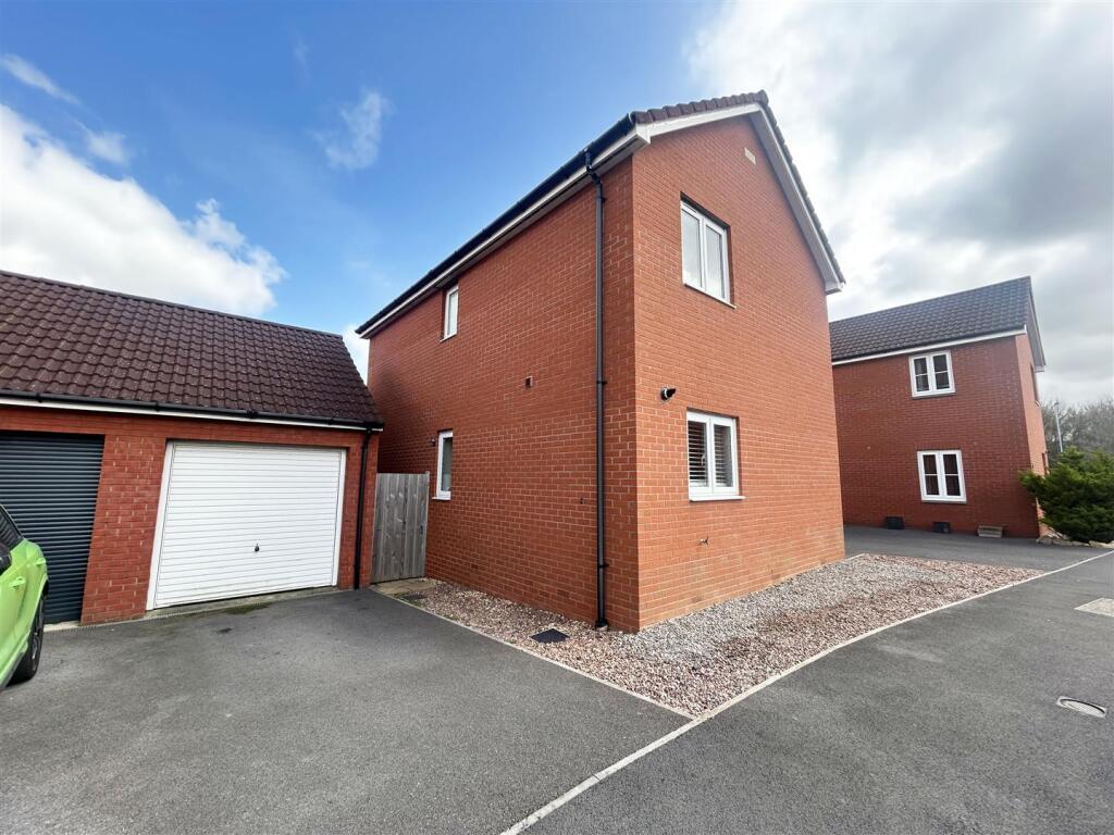 GARAGE &amp; PARKING