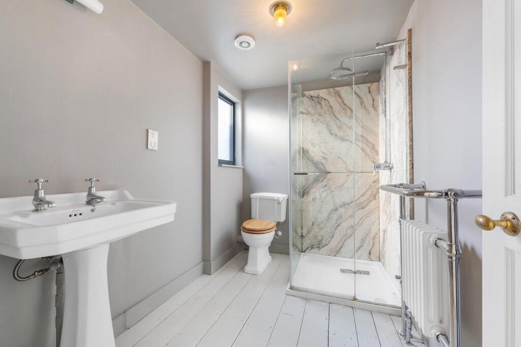 Bathroom (2).jpg