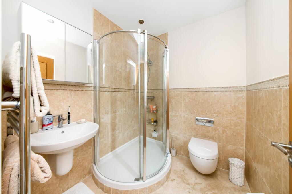EN-SUITE SHOWER ROOM