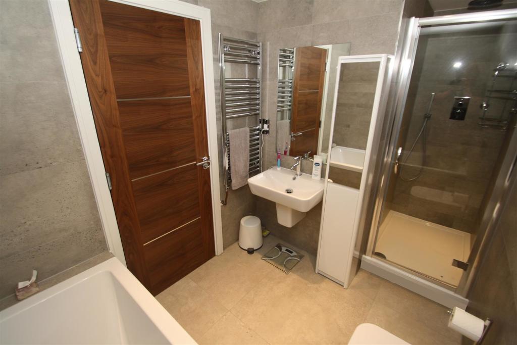 bathroom 2.jpg