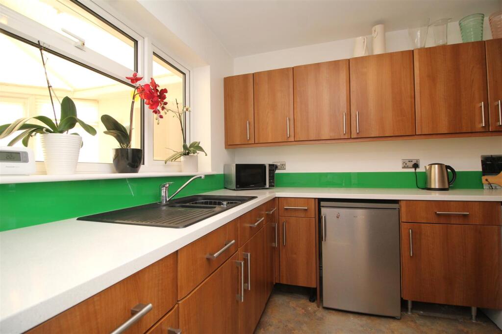 kitchen 2 .JPG