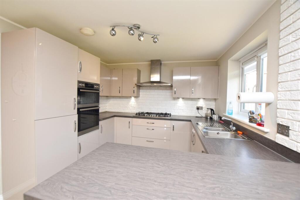 FAMILY DINING KITCHEN