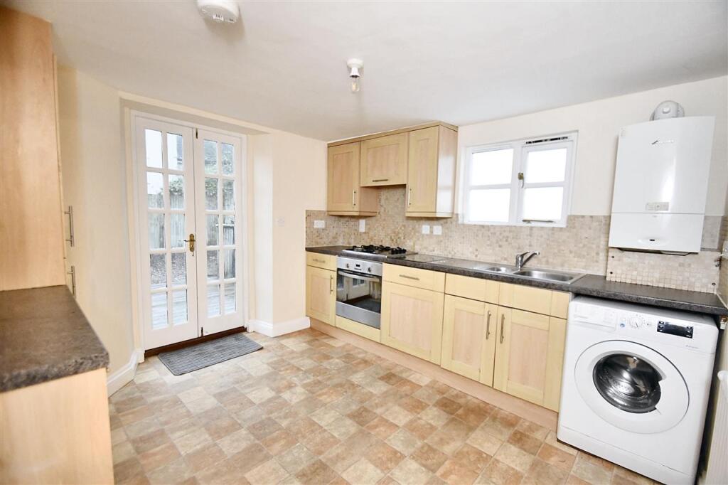 KITCHEN/BREAKFAST