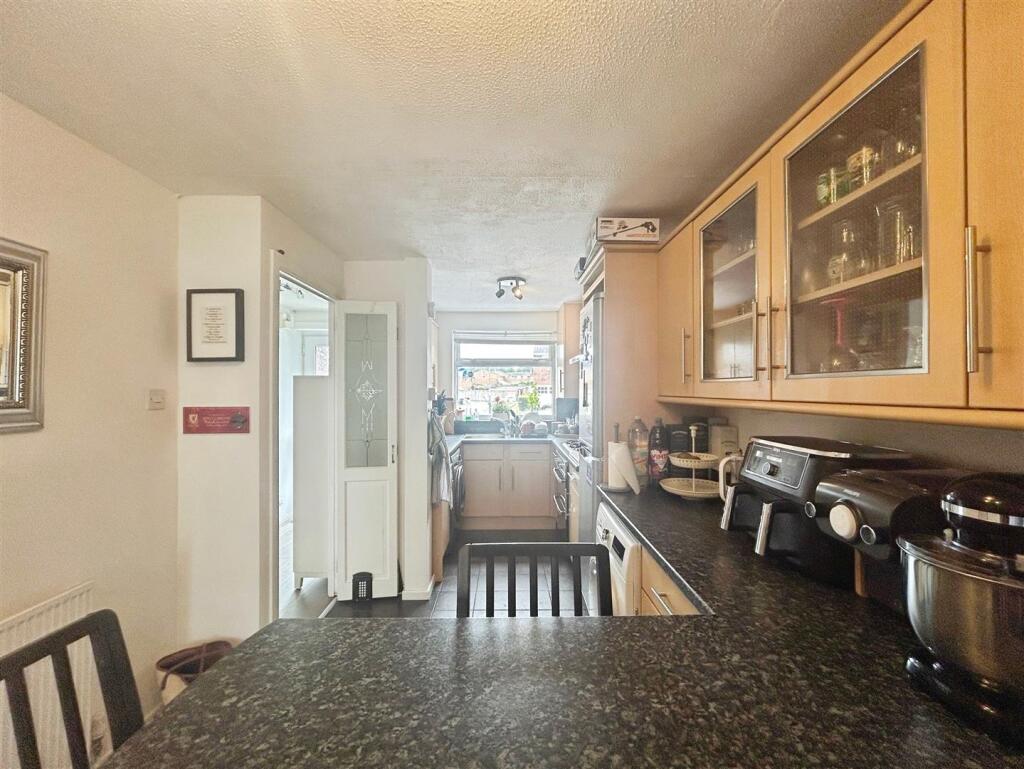 723df852--4238-BB46-4E4206313318-17532-00000C09B09