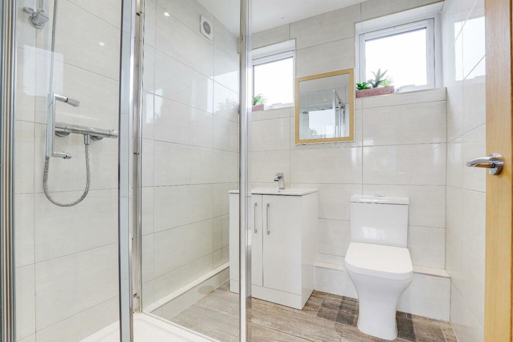 EN-SUITE SHOWER ROOM